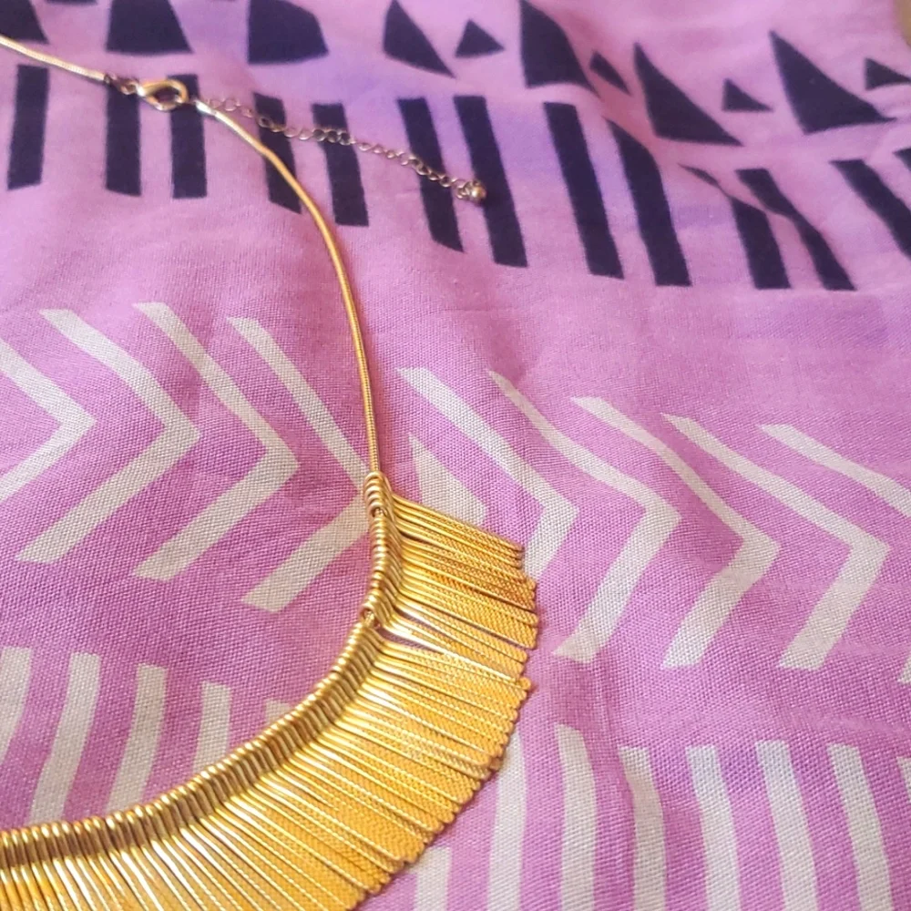 Gold statement necklace - Picture 3 of 3